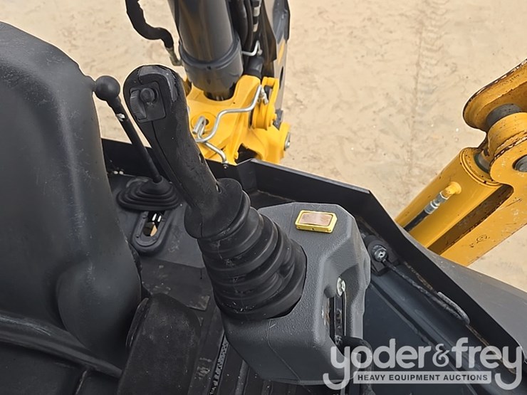 2021-deere-410l-image-57