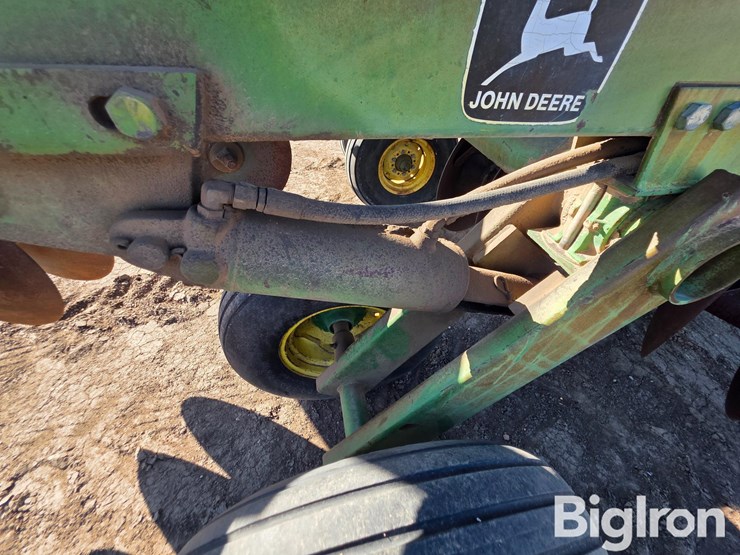 john-deere-335-image-10