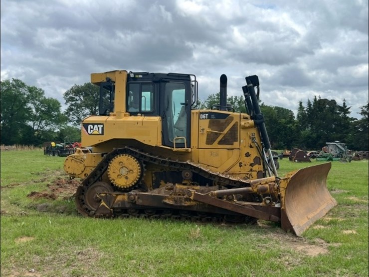 2012-caterpillar-d6t-image-4