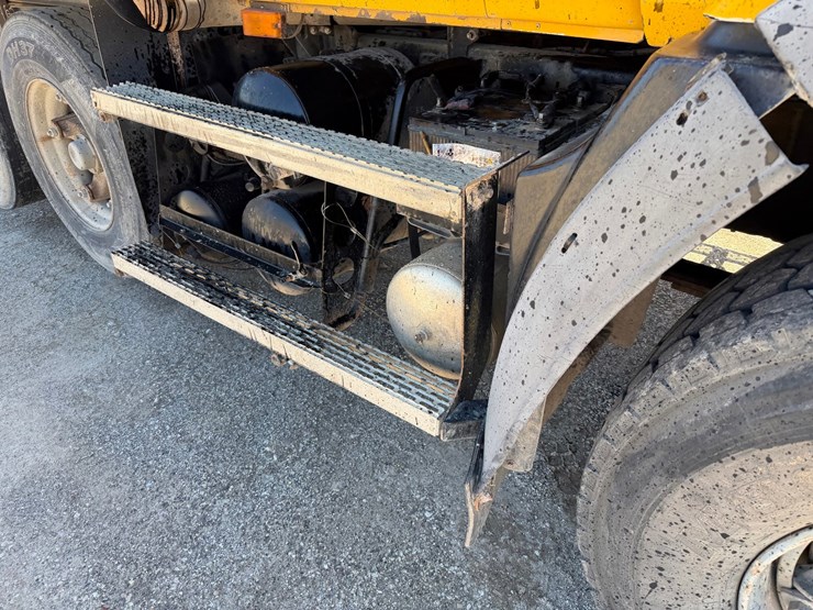 1995-mack-cl713-image-21