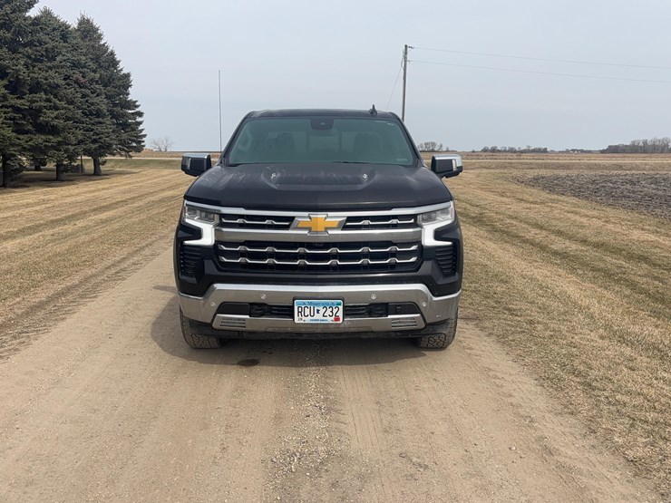 2024-chevrolet-silverado-1500-ltz-image-2