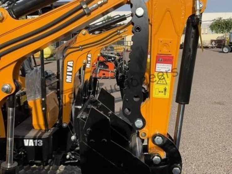 2026-miva-15-mini-excavator-image-6