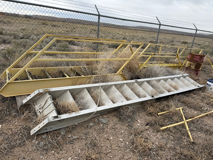 (1)-12'-extendable-aluminum,-(1)-15'-aluminum,-&-(2)-15'-steel-w/-hand-rails-rig-ladders-image-1