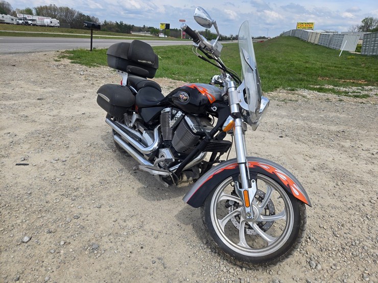 #23348-•-2006-victory-kingpin-motorcycle-image-2