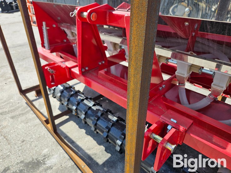 2025-massey-ferguson-730-image-12