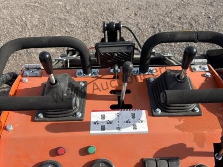 2026-sdl-36c-stand-up-skid-steer-image-12