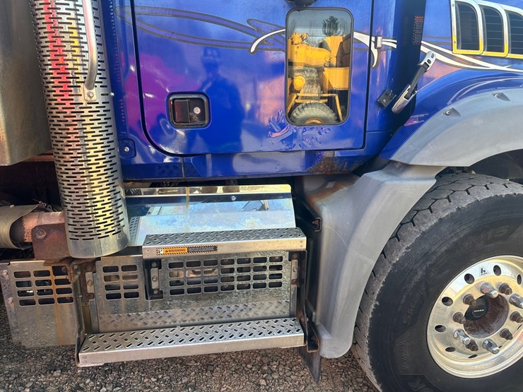 2019-massey-ferguson-8-image-12