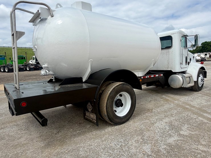 2002-peterbilt-330-image-5