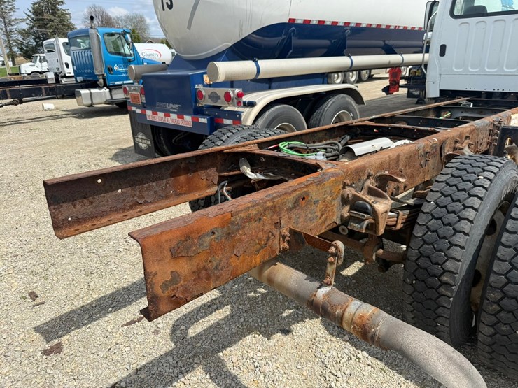 #1174-•-2015-freightliner-cab-and-chassis-image-33