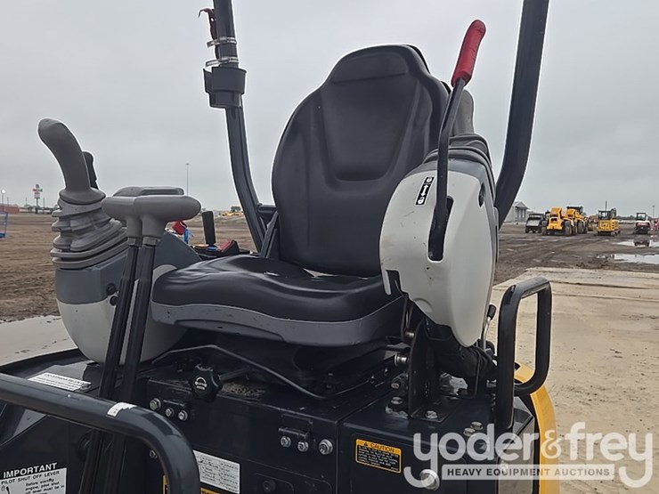 2022-deere-17g-image-43