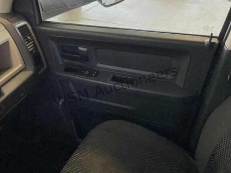 2012-dodge-3500-image-22