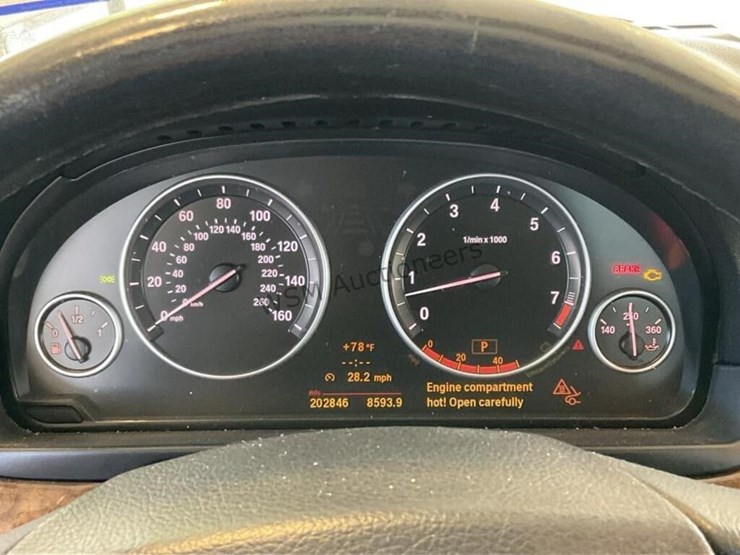 2011-bmw-528i-sdn-image-16