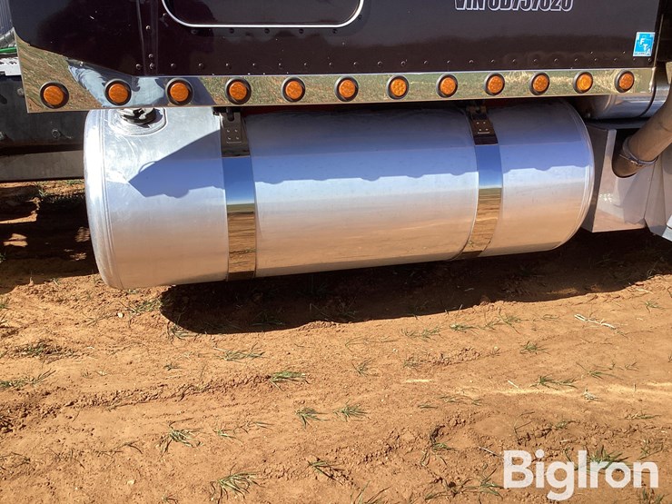 2008-peterbilt-389-image-12