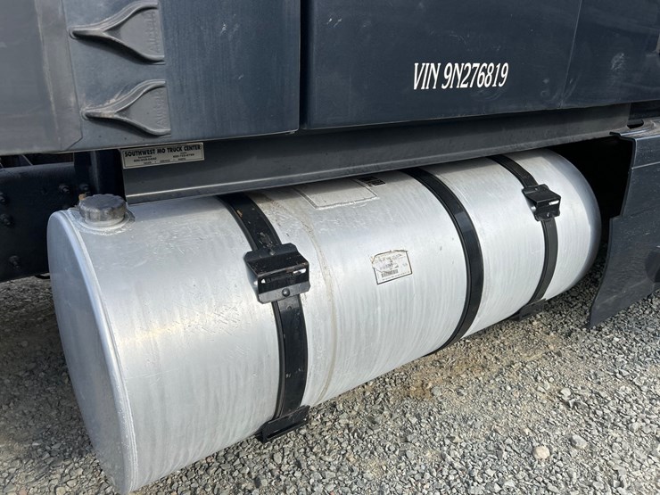 2009-volvo-10-image-19