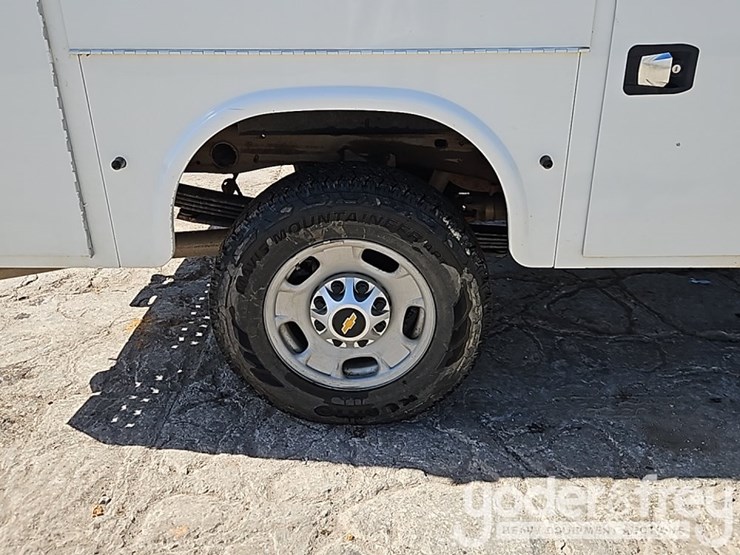 2022-chevrolet-2500hd-image-17