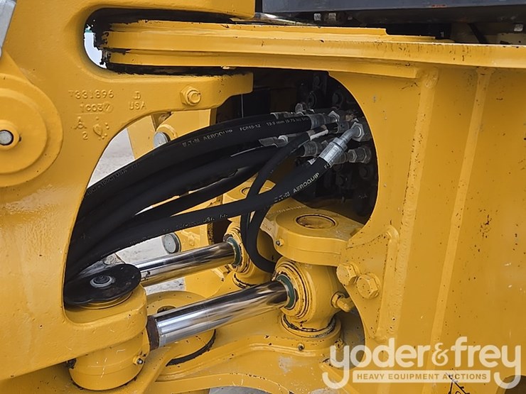 2021-deere-410l-image-36