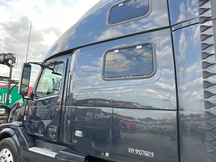 2009-volvo-10-image-17