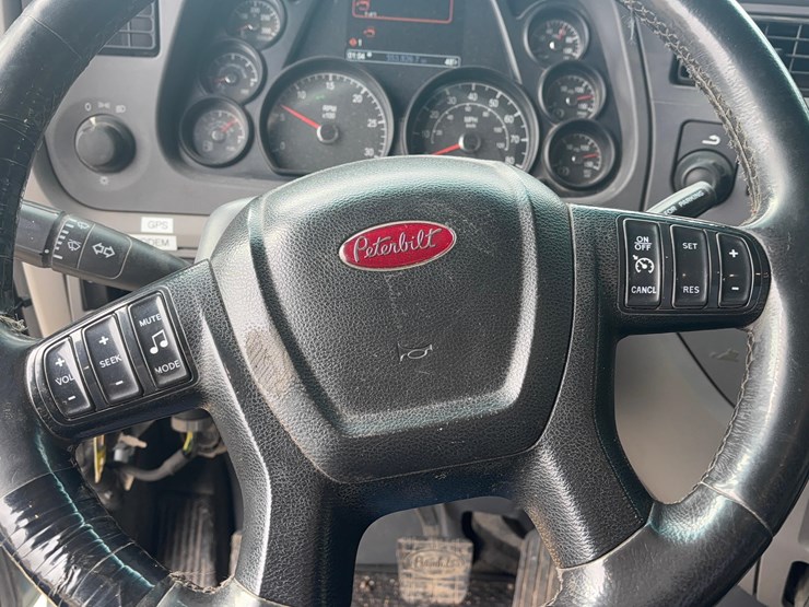 2015-peterbilt-579-image-8