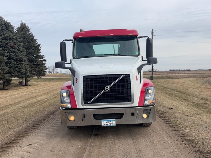 2015-volvo-vnl-semi-image-2