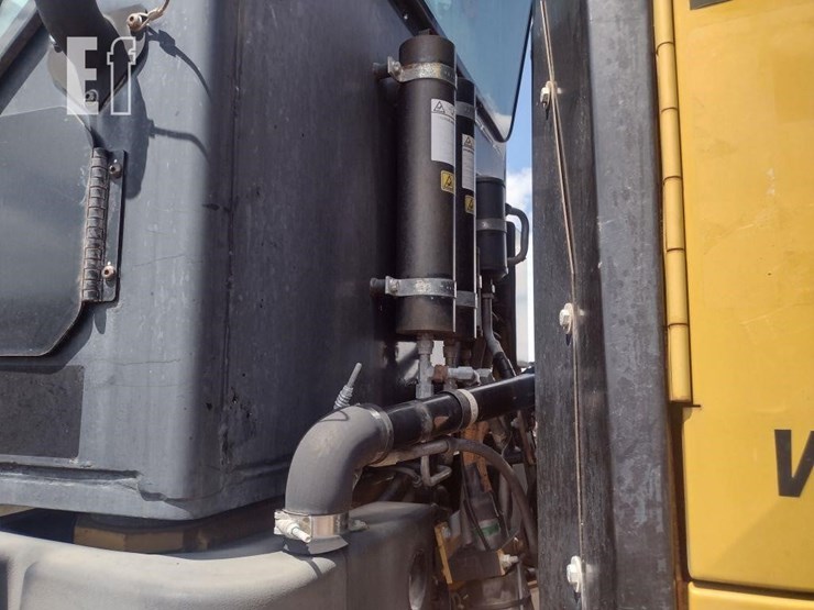 2010-caterpillar-120m-image-18