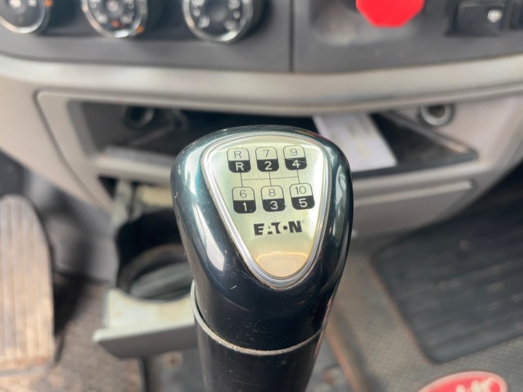 2015-peterbilt-579-image-14