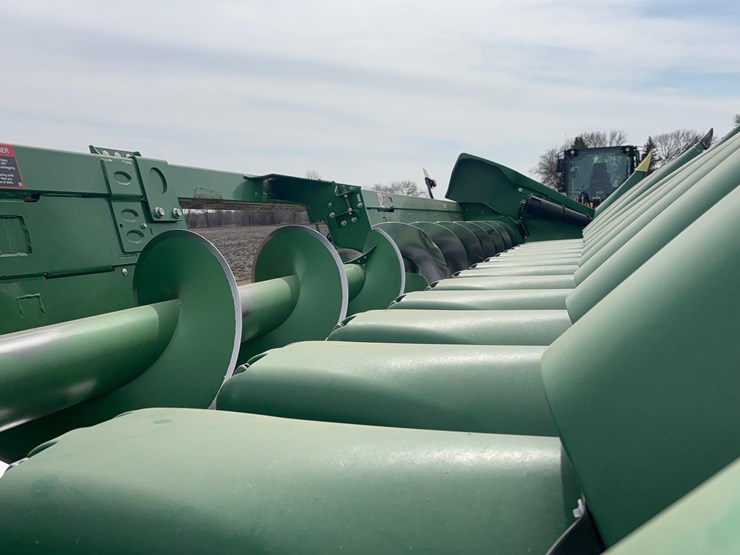 2023-john-deere-c18r-image-17