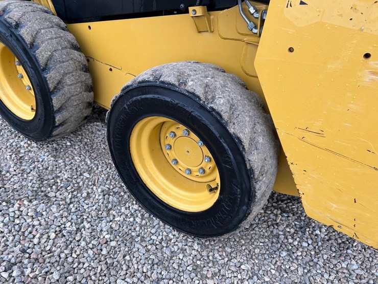 2019-caterpillar-232d-image-16