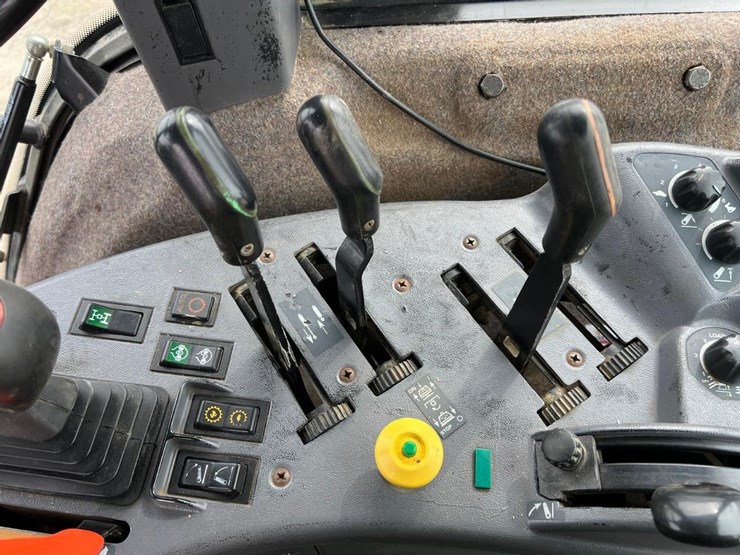 new-holland-8770-image-61