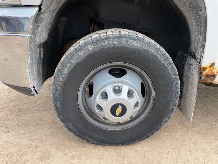 2011-chevrolet-3500-image-32