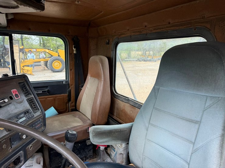 1998-freightliner-108sd-plus-image-53