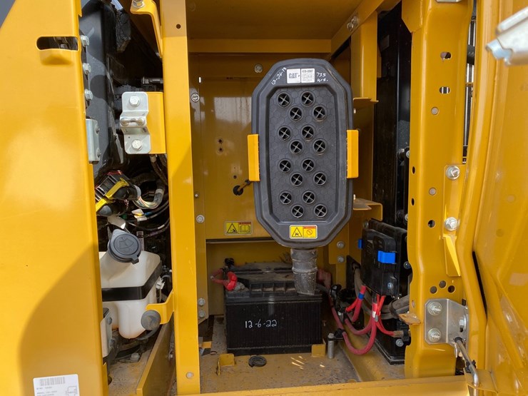 2018-caterpillar-320-image-37