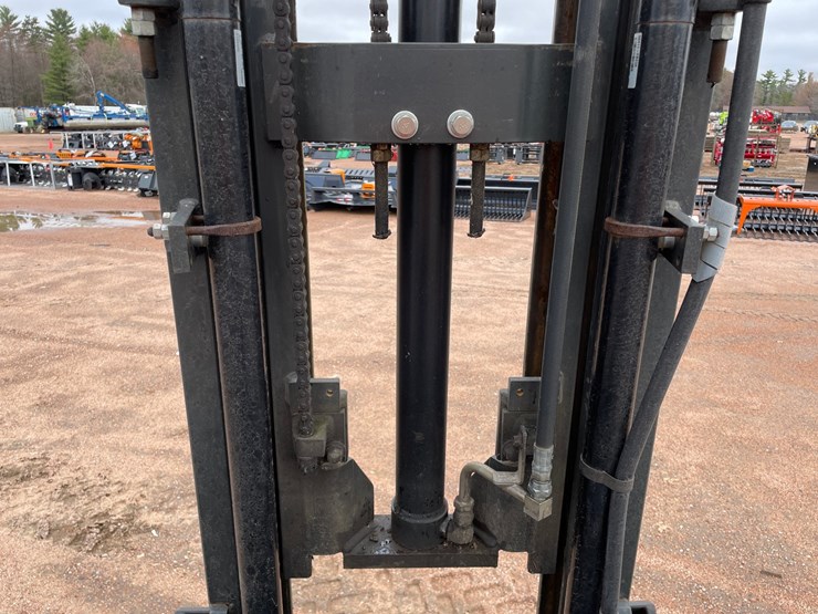 #1165-•-unicarriers-3,450-lbs-lp-forklift-image-27