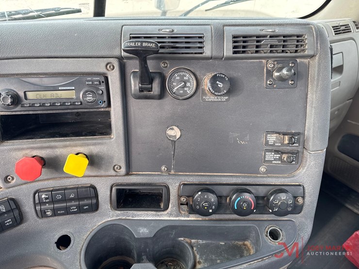 2015-freightliner-day-cab-truck-tractor-image-20