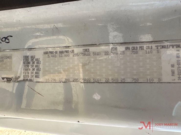 2012-freightliner-cascadia-day-cab-truck-tractor-image-18