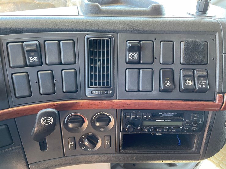 2005-volvo-10-image-34