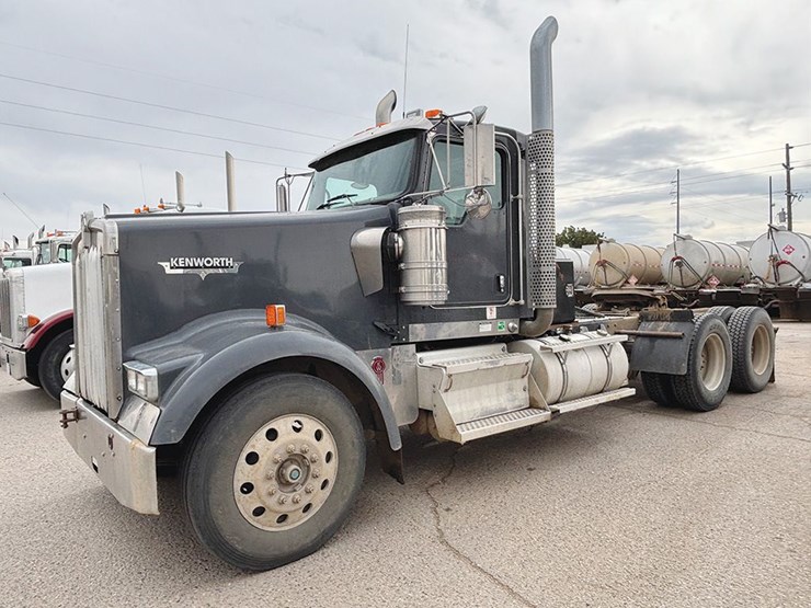 2012-kenworth-w900l-image-1