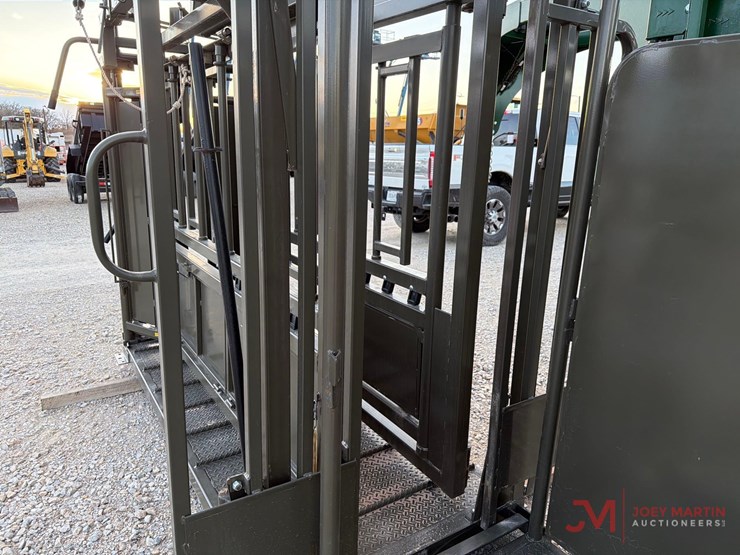 new/unused-m620-manual-squeeze-chute-image-15