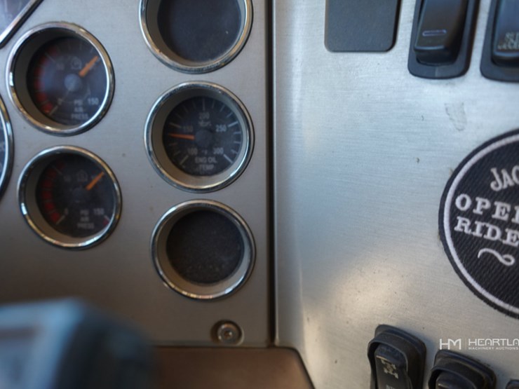 2018-mack-granite-gu713-image-23