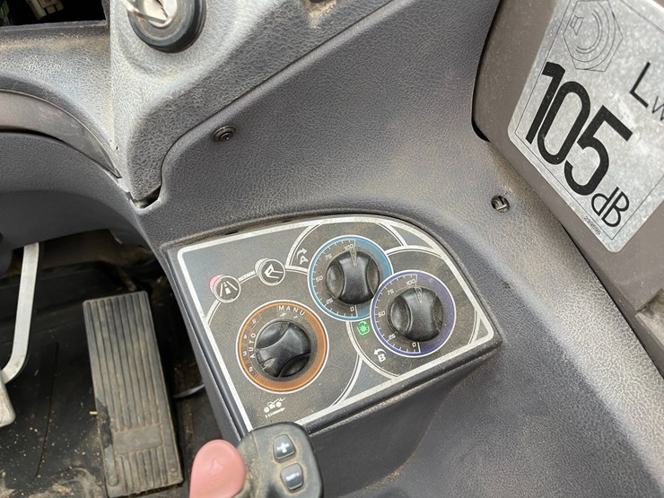 2013-manitou-mlt840-image-33