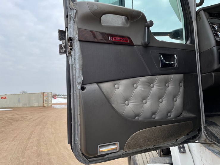 2016-kenworth-t660-image-65