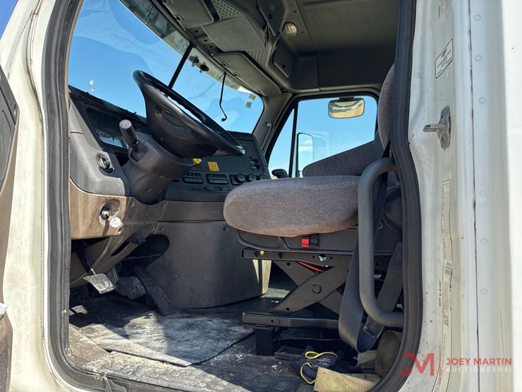 2012-freightliner-cascadia-day-cab-truck-tractor-image-12