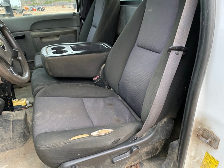 2011-chevrolet-3500-image-35