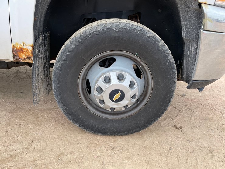 2011-chevrolet-3500-image-30