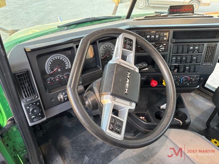 2020-mack-anthem-64t-image-21