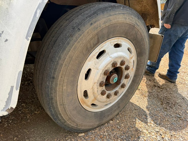 1998-freightliner-108sd-plus-image-15