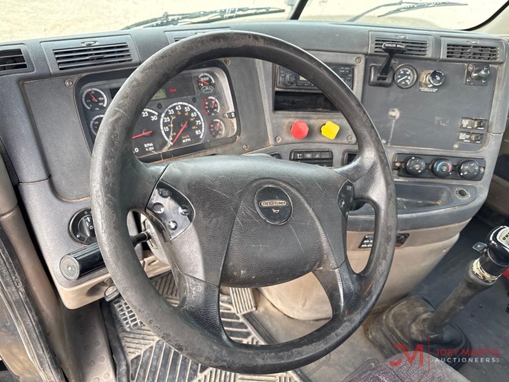 2015-freightliner-day-cab-truck-tractor-image-19