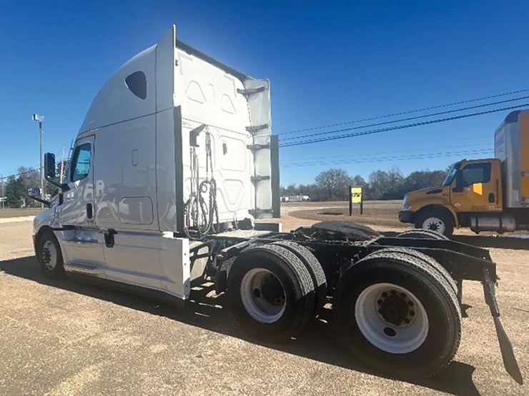 2022-freightliner-cascadia-126-image-2