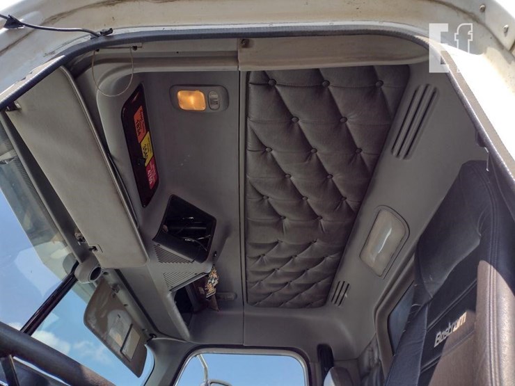 2012-freightliner-122sd-image-15