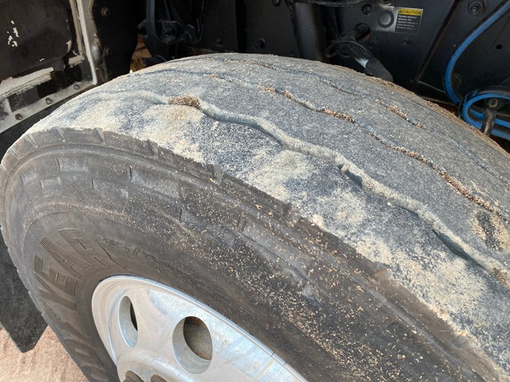 2017-peterbilt-348-image-18