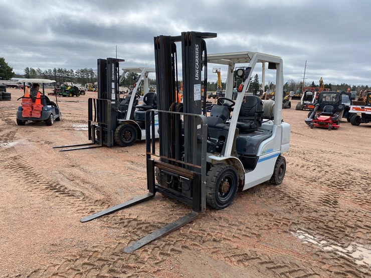 #1163-•-unicarriers-3,450-lbs-lp-forklift-image-1
